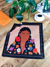 KE x THEO Noirette Girl Kendő - THEO Budapest Webshop - Prémium minőségű, egyedi tervezésű bőrtáskák és kiegészítők