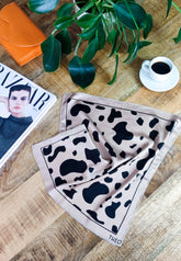 KE x THEO Beige Leopard Kendő - THEO Budapest Webshop - Prémium minőségű, egyedi tervezésű bőrtáskák és kiegészítők
