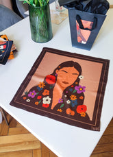 KE X THEO Brunette Girl Kendő - THEO Budapest Webshop - Prémium minőségű, egyedi tervezésű bőrtáskák és kiegészítők