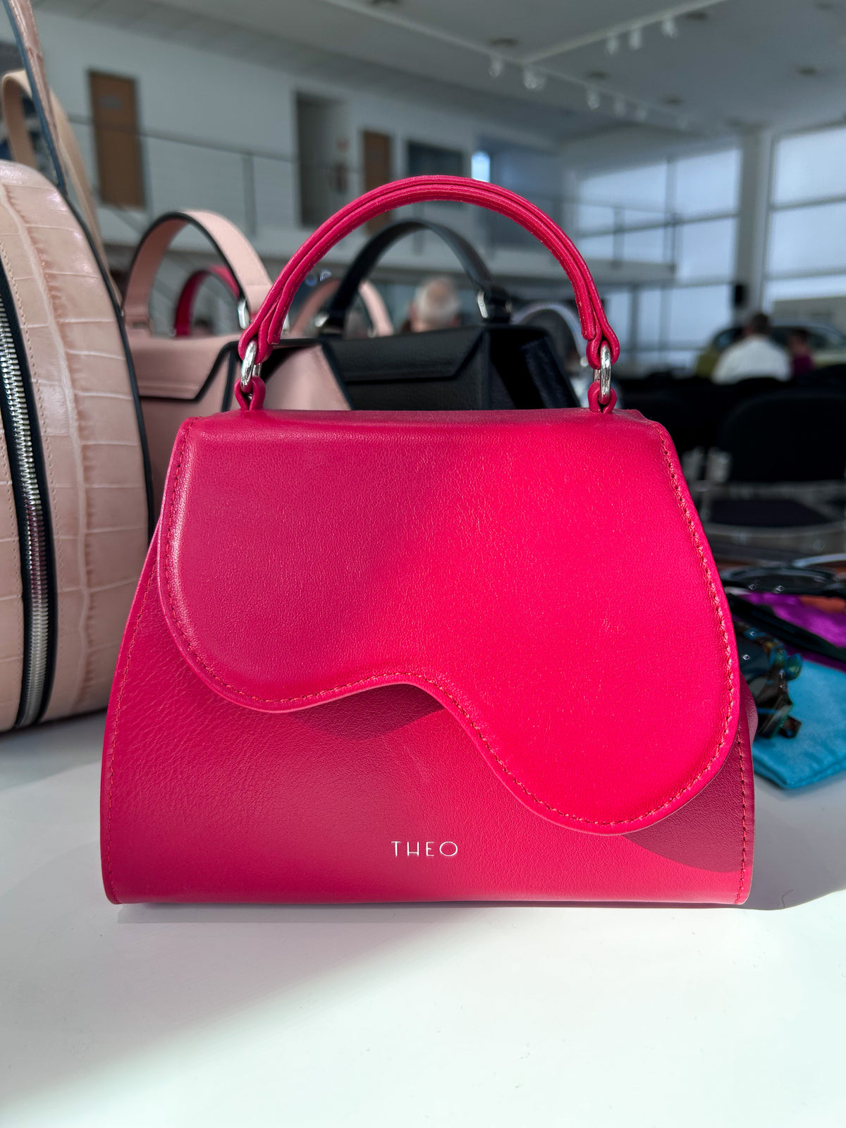 CHARLIZE Cherry Red táska, piros - THEO Budapest Webshop -  Prémium minőségű, egyedi tervezésű bőrtáskák és kiegészítők