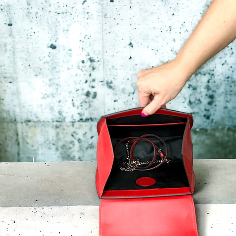 CHARLIZE Midi Red Velvet táska, piros - THEO Budapest Webshop -  Prémium minőségű, egyedi tervezésű bőrtáskák és kiegészítők