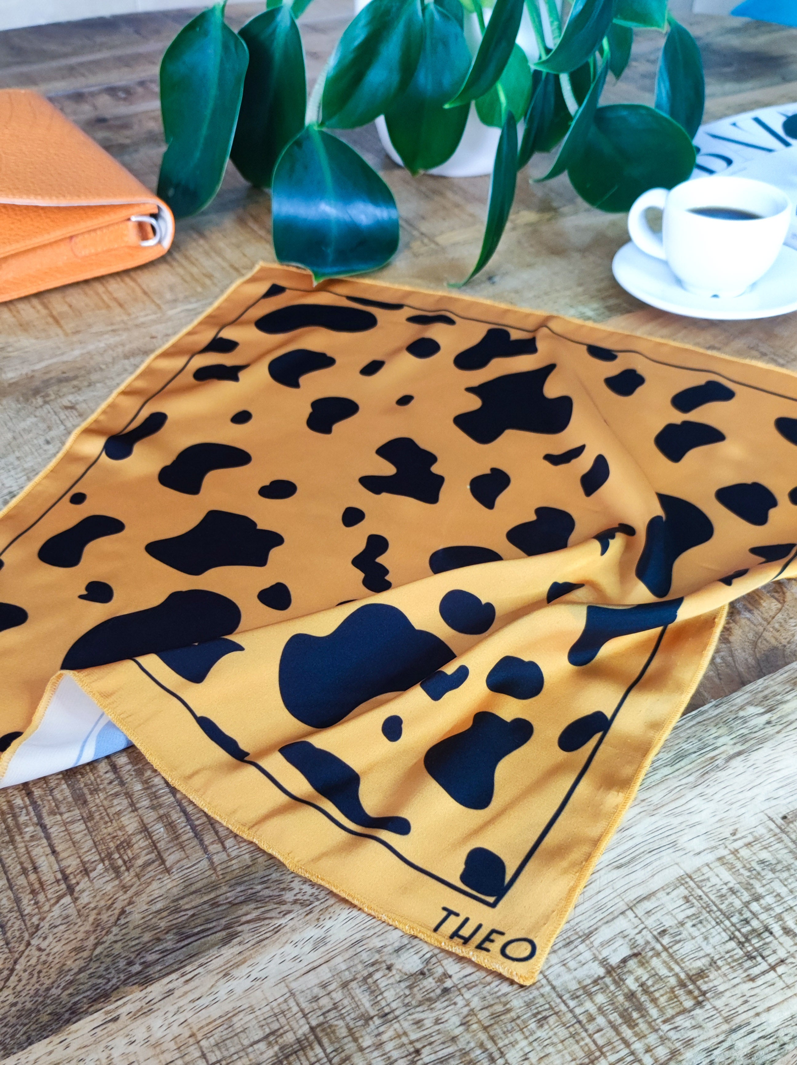 KE x THEO Yellow Leopard Kendő - THEO Budapest Webshop -  Prémium minőségű, egyedi tervezésű bőrtáskák és kiegészítők